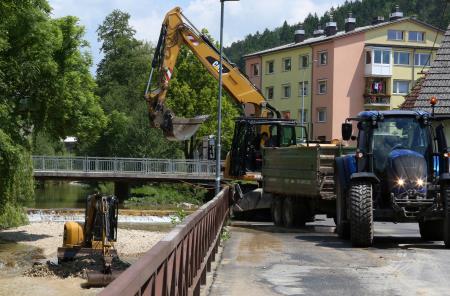 ČIŠČENJE STRUGE CERKNIŠČICE 05 FOTO LJUBO VUKELIČ